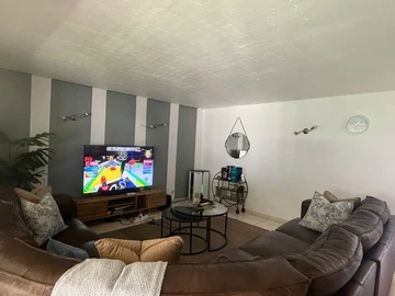 2 Bedroom Flat & Apartment