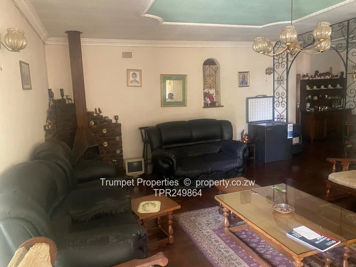 Spacious 5-Bed Family Home on 4,314m² with Pool – Hatfield