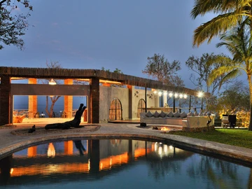 Hotel & Lodge