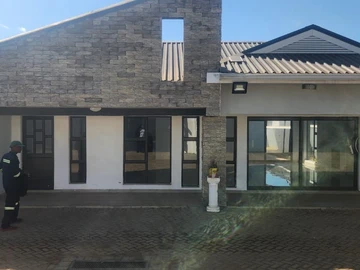 4 Bedroom Flat & Apartment