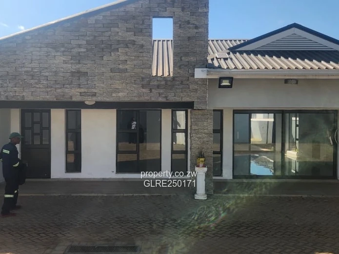 Modern 4-Bed Westgate Flat - Borehole & Garage
