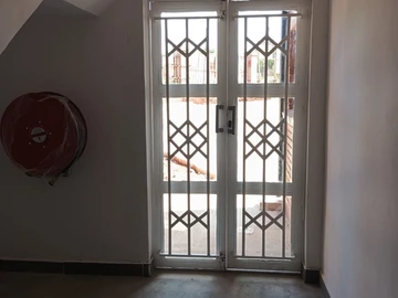 2 Bedroom Flat & Apartment