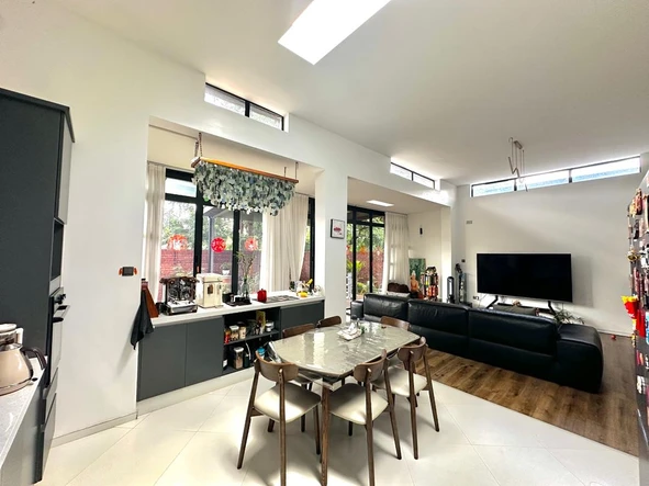 4 Bedroom Flat & Apartment