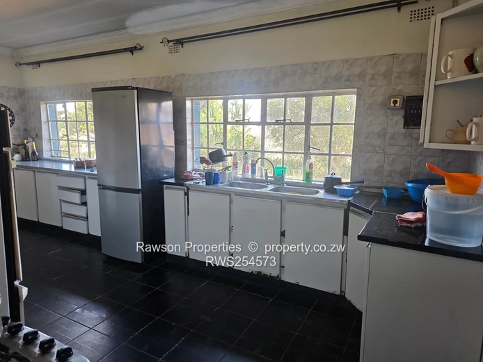 Glen Lorne: 5-Bed Family Home on 5965m² — Pool & Borehole (Sole Mandate)