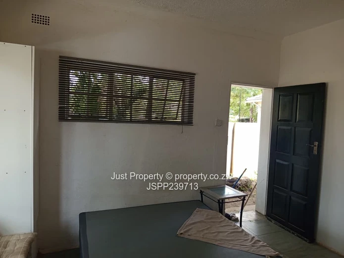 Compact Bluff Hill Studio — Fitted Kitchen, Solar, Secure