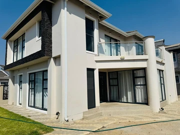 4 Bedroom Flat & Apartment