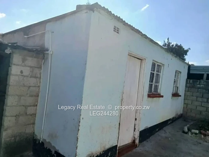 Chitungwiza Unit C House For Sale With Cottage