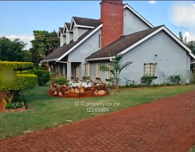 Charming 4BR Helensvale Home — Beautiful Garden & Borehole