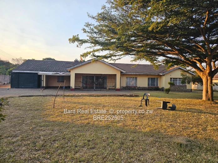 5-Bed Twinlakes Home — Large Lawn & Borehole