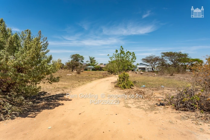 Prime 2,000sqm stand with cottage!