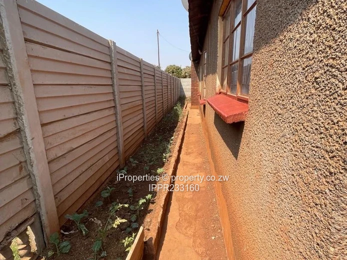 A neat 4-bedroom home sitting on 300m² with full Title Deeds. (Sole Mandate)