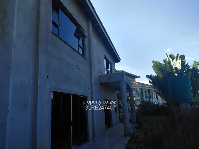 Near-finished 5BR Carrick Creagh Home — Borehole, 1000m²