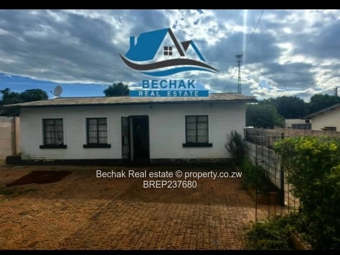 Walled 3-Bed Home, Paved Yard & Flatlet in Barham Green