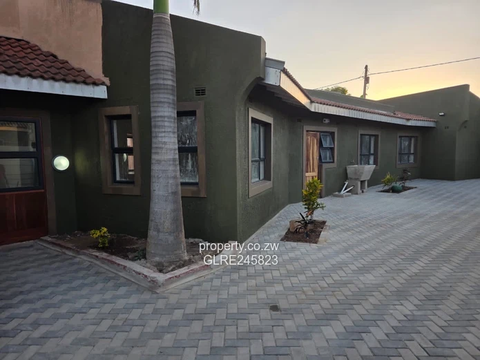 Paved Courtyard 2-Bed Glen View — Walled & Fitted Kitchen