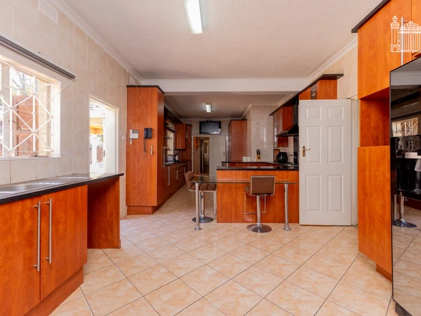 6 Bedroom House
