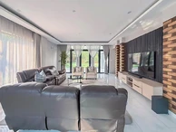 6 Bedroom House