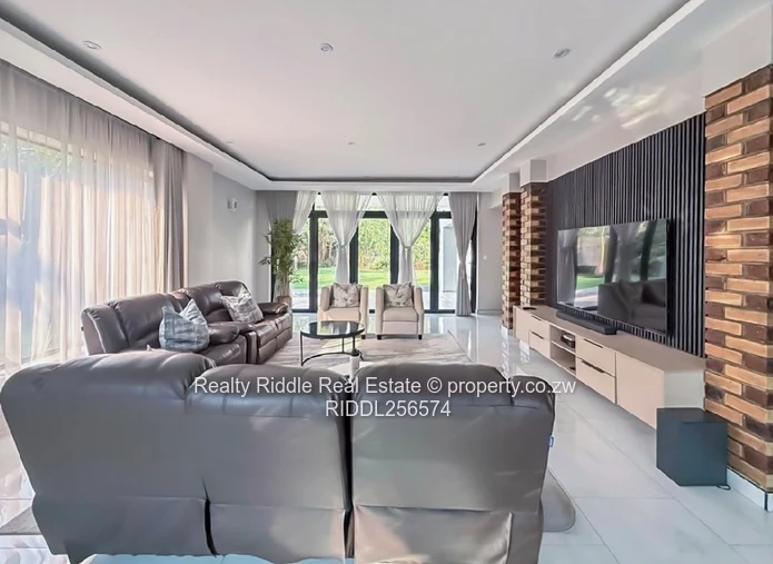 Stunning 6 bedrooms house in Mt Pleasant heights phase 1