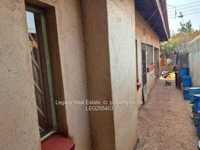 4-Bed Walled Home in Hatcliffe - Secure, Paved Yard