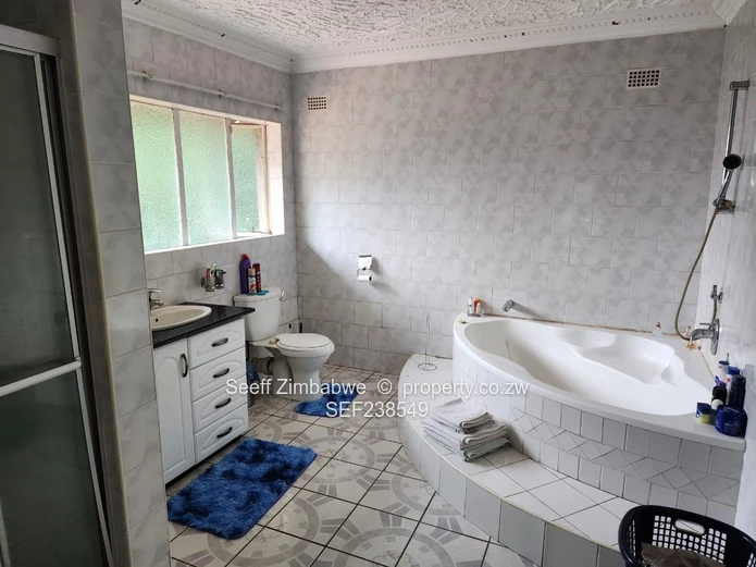 An Entertainer’s Paradise: Grandeur & Serenity in Mature Glen Lorne