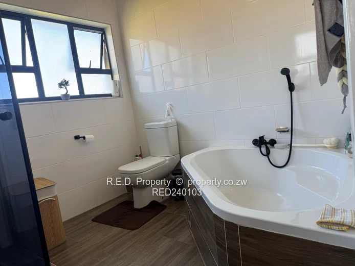 An Ideal Move-In-Ready Home In Queenspark East!