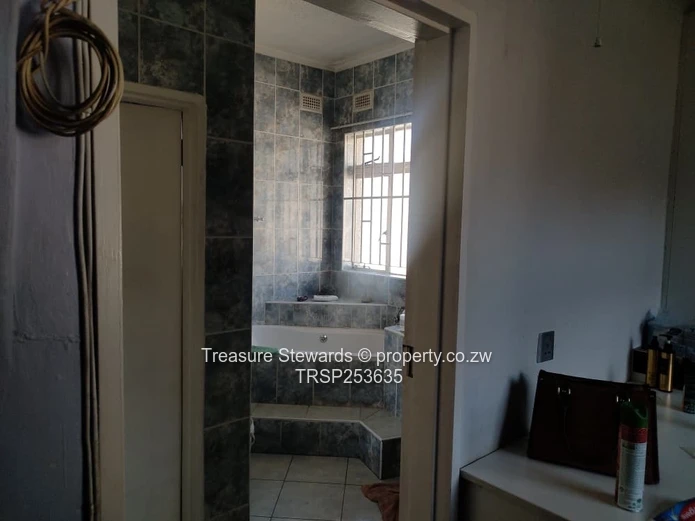 Elegant 4-Bed, 4-Bath Home in Westgate on 2000 m²
