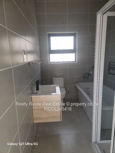 Modern 3 Bed, 2 Bath Flat in Borrowdale with Borehole