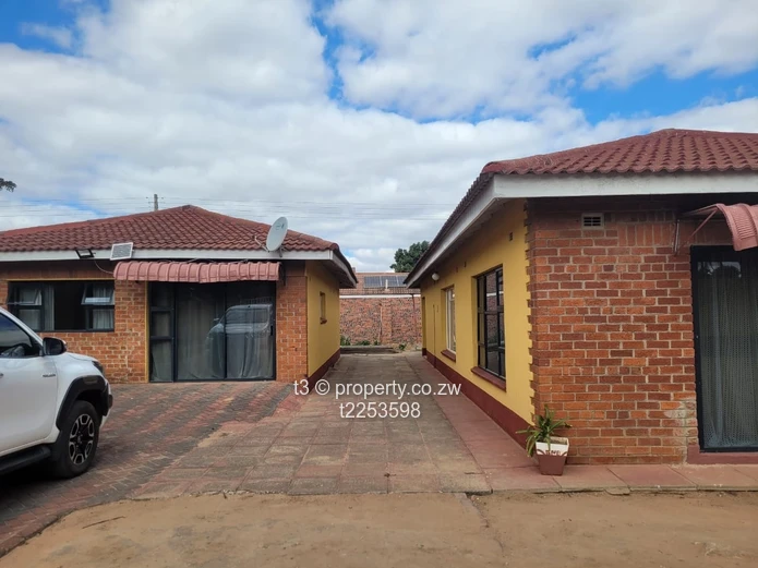 Spacious  Windsor Park Family home - with Cottage 