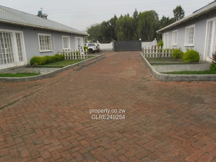 Marlborough 2-Bed Garden Flat — Borehole & Paved Courtyard