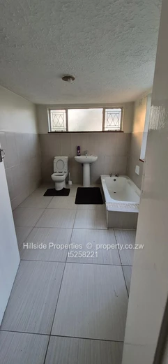 Glen Lorne 4-Bed 3-Bath: Modern Glass Wall & Garden