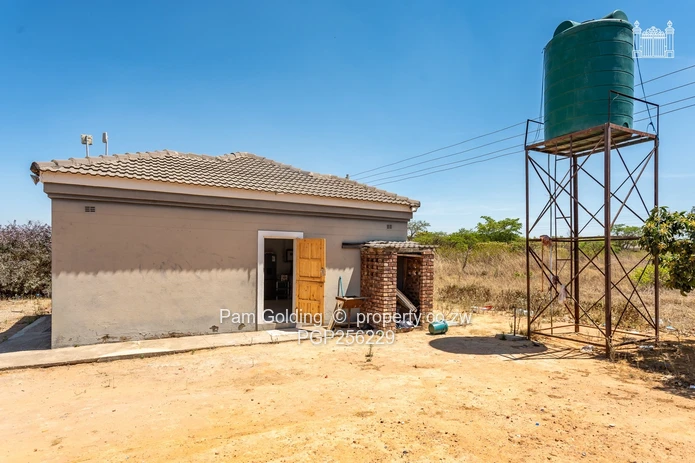Prime 2,000sqm stand with cottage!