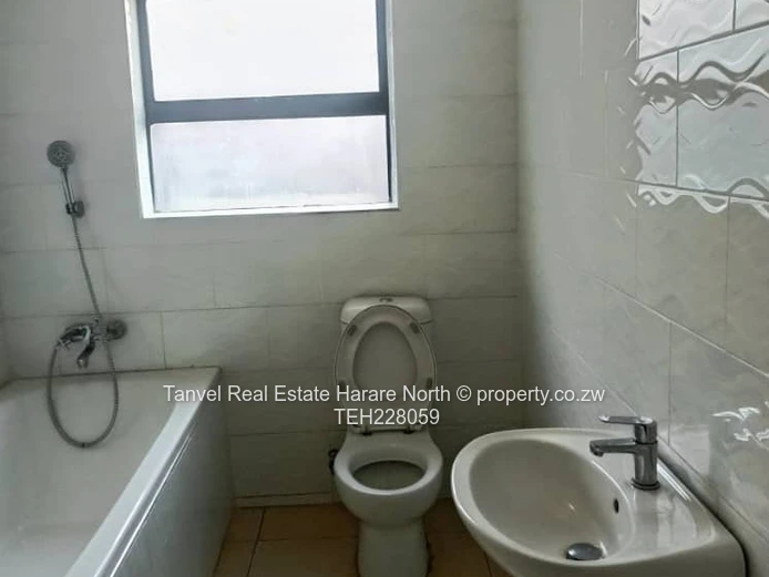 A Captivating house in Aspindale park With 4 beds,mes,lounge, dining,modern fitted kitchen.