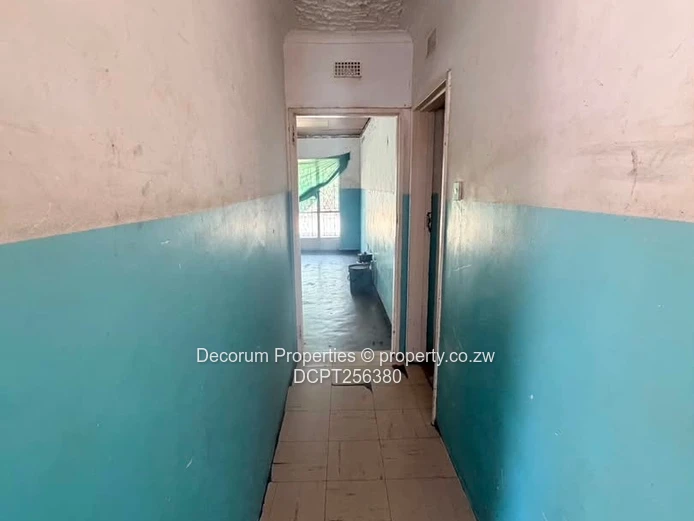 Norton: 4-Bed Walled Home on 2000m² with Fireplace (Sole Mandate)
