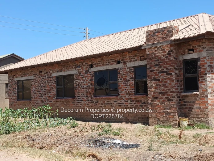 Sturdy 4-Bed Incomplete Home with Veranda in Southlea Park Needs finishes 