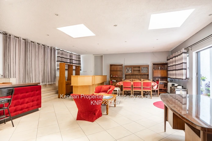 Executive 5 bedroom home with 3 bed cottage in prime area (Sole Mandate)