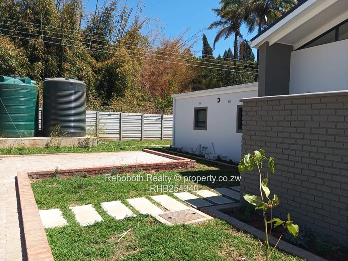 Spacious 2-Bed Marlborough Flat - Patio & Borehole