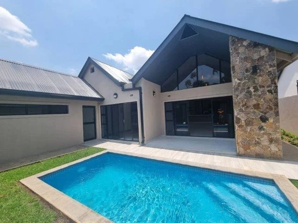 Up Market Townhouse In Mount Pleasant