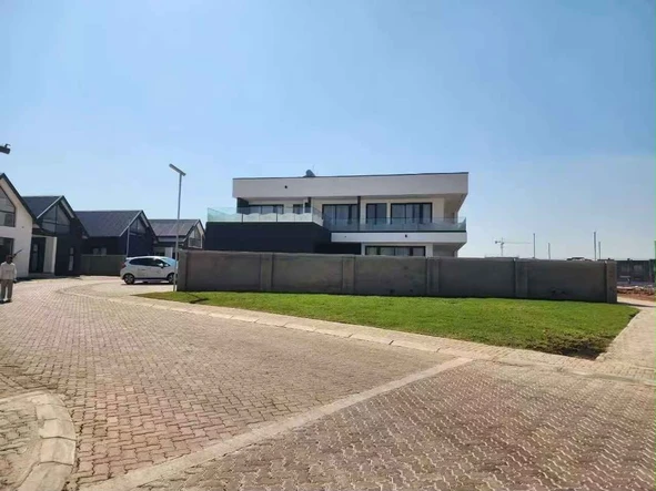 4 Bedroom Flat & Apartment