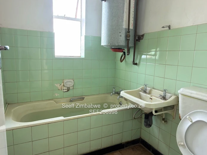 Flat To Let In The Avenues