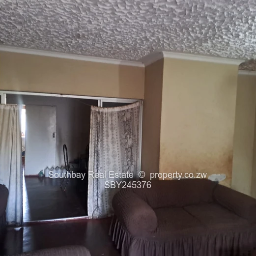 Lovely home in a secure, well-kept environment! Grab an opportunity. (Sole Mandate)