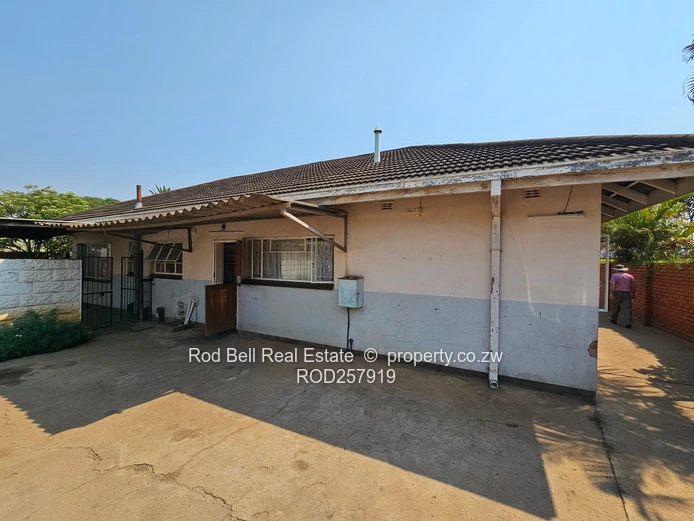 Braeside 3-Bed Family Home on 823m² — Garden & Garage