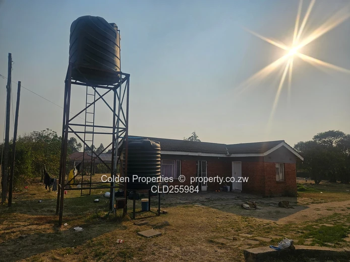 Highlands 5-Bed Townhouse on 3850m² with Borehole & Tanks