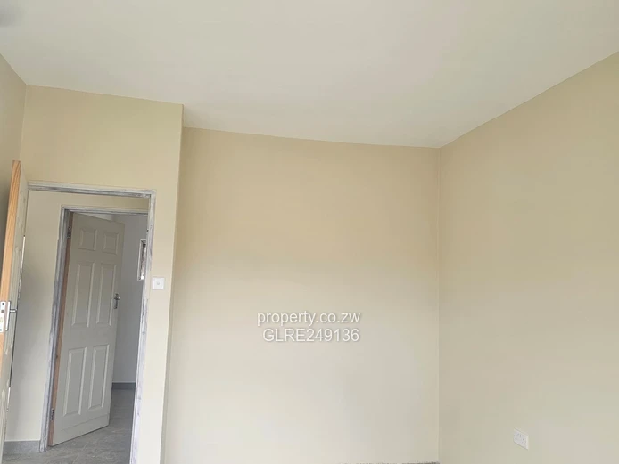Refurbished 2-Bed Flat Ashdown Park — Tiled Bath & Wardrobe
