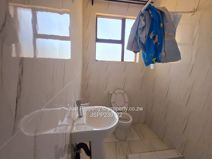 Modern 4-Bed Flat - Open Plan & Borehole in Gletwin Park