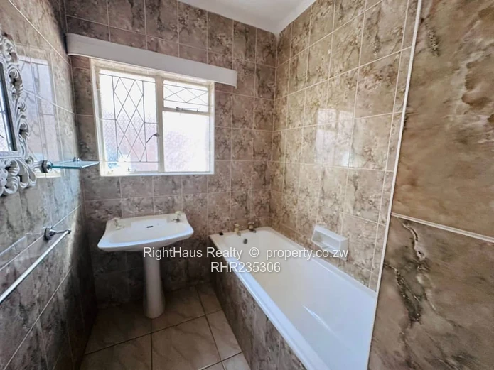 Executive 4 Bedroom Residence In Prime Hillside Location