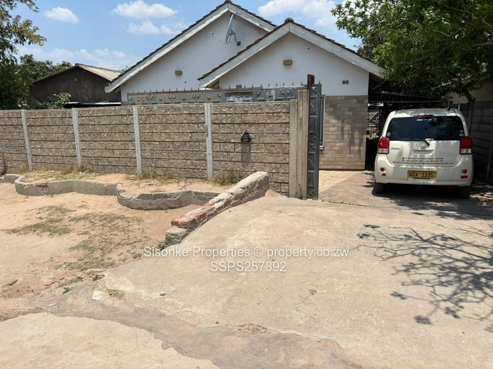 Family home for sale in Zengeza 4