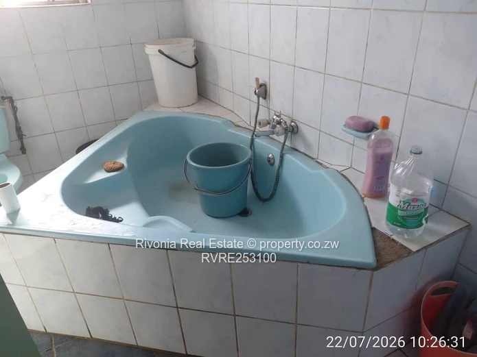 Spacious 4-Bed Westlea Home — Walled, Staff Quarters