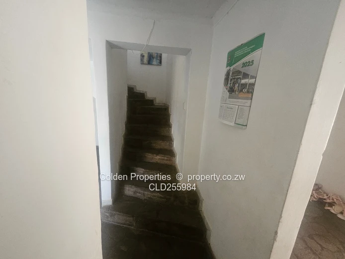 Highlands 5-Bed Townhouse on 3850m² with Borehole & Tanks