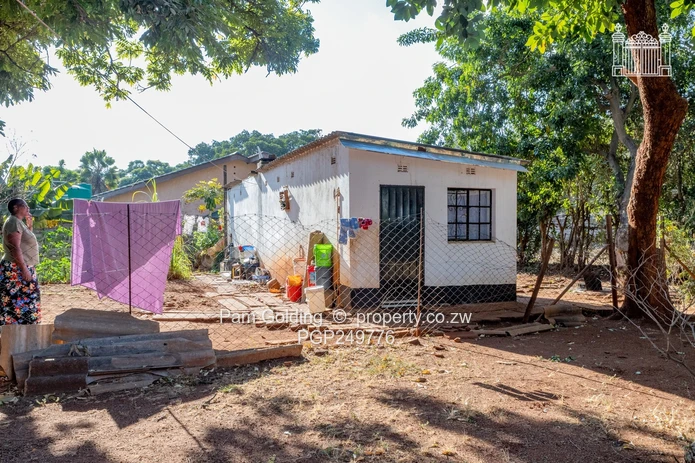 5Bedroom House on An Acre, Corner Property