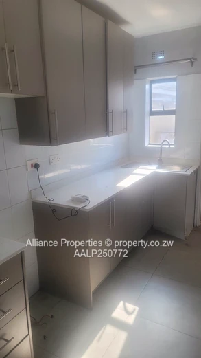 Bright 2-Bed Flat in Bluff Hill — Borehole & Built-ins