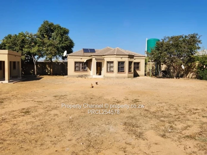 Elizabeth Park Ruwa 1019m² Residential Stand with 2 Cottages 